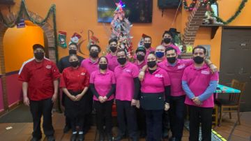 El restaurante Sabores Oaxaqueños pasó de 20 a 5 trabajadores en 2021; ahora ya van “regresando a la normalidad”, dicen los dueños. / fotos: Jorge Luis Macías.