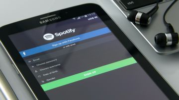 La polémica en torno a Spotify se centra en el programa "The Joe Rogan Experience", el podcast más popular de Estados Unidos.