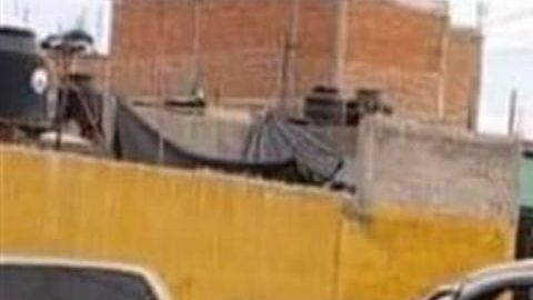 Cuerpos de policías quedan al interior de una patrulla, tras ataque de comando armado.