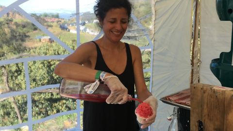 La empresaria tiene una variedad de sabores en raspados. / foto: cortesía.