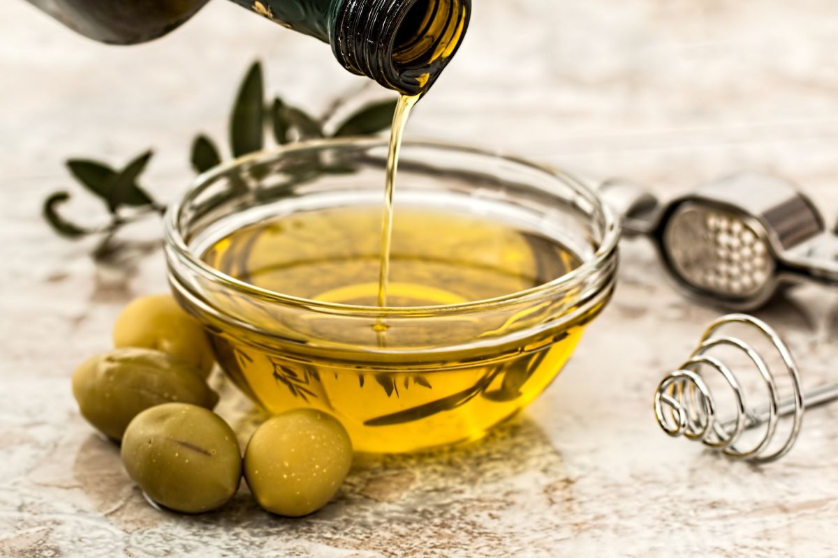 El aceite de oliva ayuda a reparar el cabello dañado 