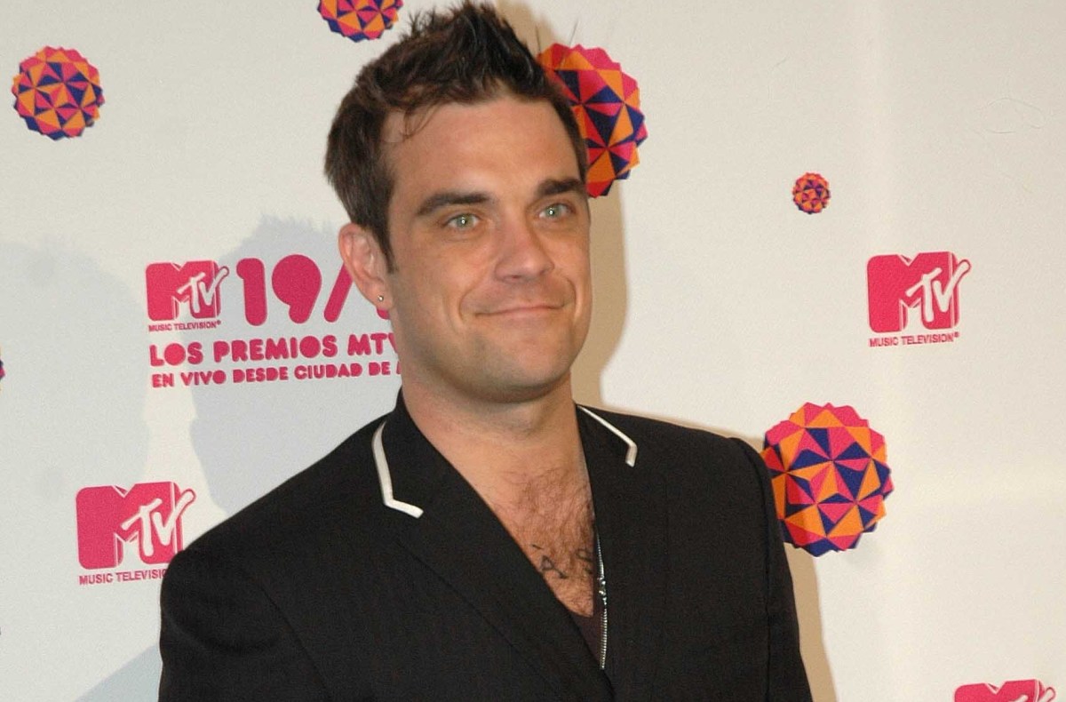 Cantante Robbie Williams quiere comprar el club de fútbol de su