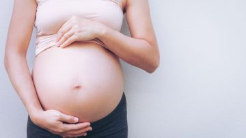 Hispanas embarazadas son 2.4 veces más propensas a infectarse de COVID