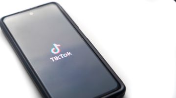 Foto de un smarthphone mostrando la app de TikTok en la pantalla