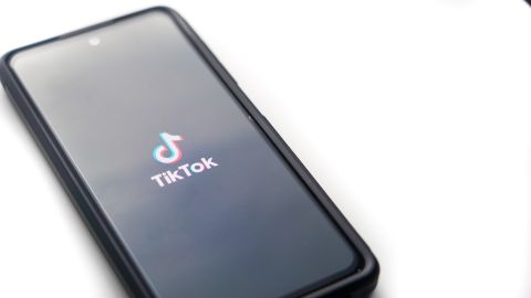Foto de un smarthphone mostrando la app de TikTok en la pantalla