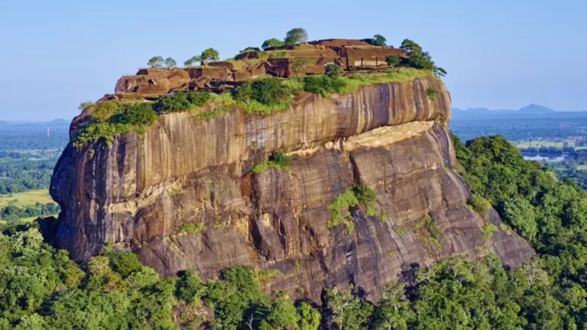 Sigiriya, una antigua fortaleza y palacio real, atrae a muchos turistas a Sri Lanka.