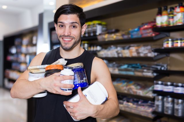 спортивные парни. Nova sport 1 cz. спортивные травмы. девушка с гантелей. девушки в фитнес зале.