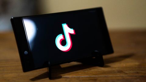 Foto de un teléfono mostrando el inicio de la aplicación de TikTok