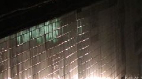Hombre salva la vida de milagro tras ser arrojado a las vías del tren en Nueva York