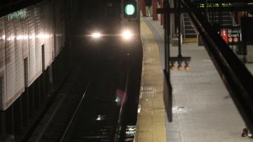 Hombre salva la vida de milagro tras ser arrojado a las vías del tren en Nueva York