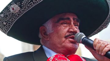 Vicente Fernández cantando