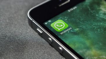 Foto de un teléfono mostrando el ícono de WhatsApp en su pantalla