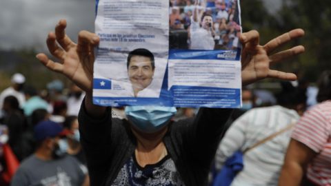 Seguidores del expresidente de Honduras, Juan Orlando Hernández, se reúnen para apoyarlo a los alrededores de la Corte Suprema de Justicia donde compareció ante un juez.