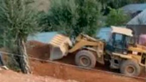 El desesperado intento de rescate de un niño de 5 años que cayó a un pozo hace dos días