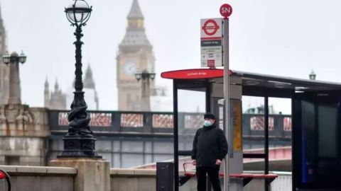 "Convivir con la covid": en qué consiste el polémico plan que pone fin a las restricciones de la pandemia en Inglaterra