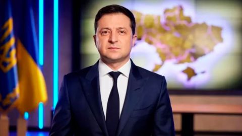 Rusia y Ucrania: el presidente Zelensky rompe lazos diplomáticos con Moscú y ofrece armas a "cualquiera que quiera defender" el país
