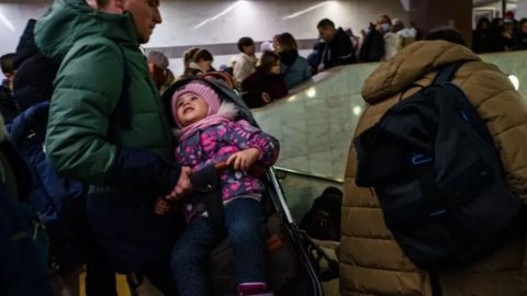 Residente de Kiev en refugios antiaéreos