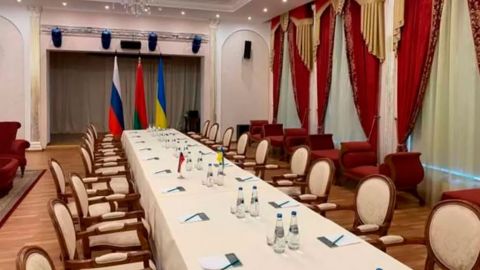 Ucrania y Rusia: Zelensky pide un alto al fuego mientras delegados rusos y ucranianos negocian cerca de la frontera con Bielorrusia