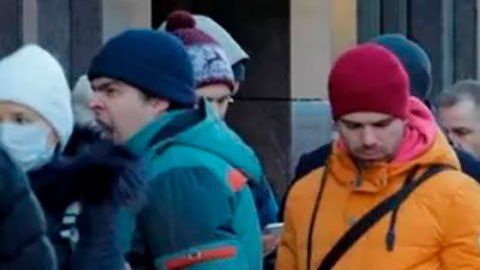 Rusia invade Ucrania: los rusos hacen largas colas para obtener dinero en efectivo en medio del desplome del rublo