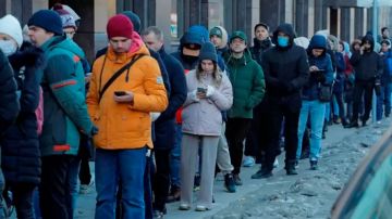 Rusia invade Ucrania: los rusos hacen largas colas para obtener dinero en efectivo en medio del desplome del rublo