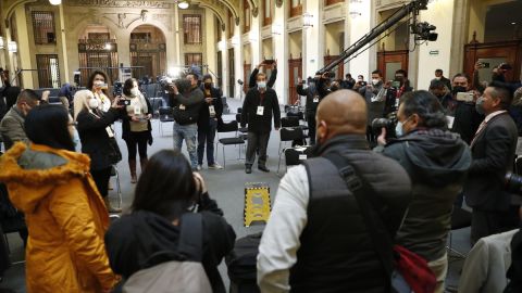 Periodistas mexicanos guardan minuto de silencio en conferencia mañanera de AMLO por asesinatos