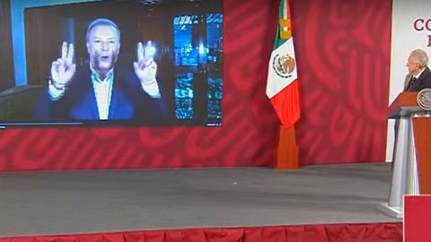 VIDEO: AMLO se burla de líder opositor Gilberto Lozano que se cayó de una silla mientras lo criticaba