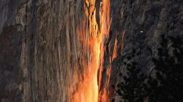 Cascada de fuego en el Parque Nacional Yosemite