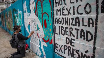 FOTO: Pintan mural en México pidiendo justicia por los seis periodistas asesinados