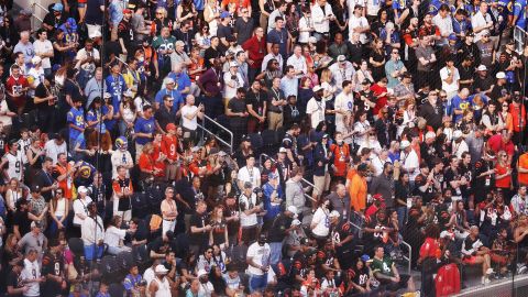 La mayoría de los asistentes al Super Bowl LVI no usó la mascarilla durante el partido.