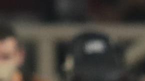 Rodolfo Pizarro lucha un balón contra un rival del Al-Ahly de Egipto.