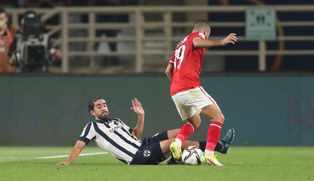 Rodolfo Pizarro lucha un balón contra un rival del Al-Ahly de Egipto.