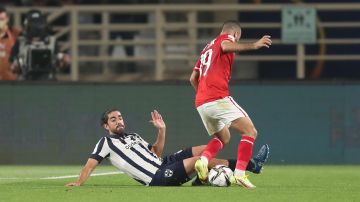 Rodolfo Pizarro lucha un balón contra un rival del Al-Ahly de Egipto.