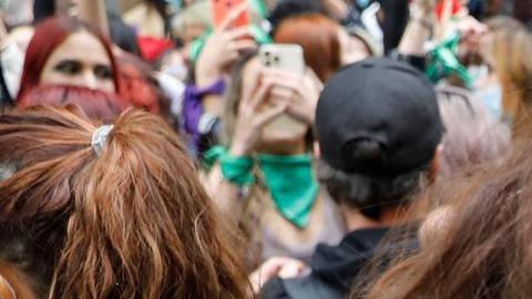 Mujeres celebran la decisión de la Corte Constitucional de aprobar la despenalización parcial del aborto en Bogotá.