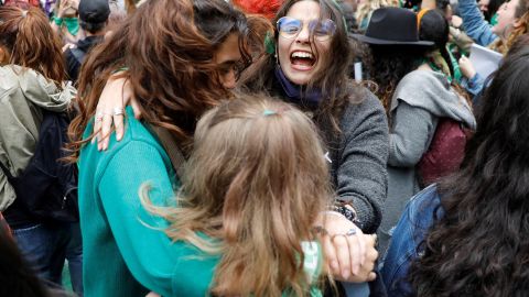 Mujeres celebran la decisión de la Corte Constitucional de aprobar la despenalización parcial del aborto en Bogotá.