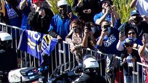 Los Angeles (United States), 16/02/2022.- Los Angeles Rams acknowledge their fans during the NFL Super Bowl Champion parade in Los Angeles, California, USA, 16 February 2022. The Los Angeles Rams defeated the Cincinnati Bengals to win Super Bowl LVI. (Estados Unidos) EFE/EPA/ETIENNE LAURENT