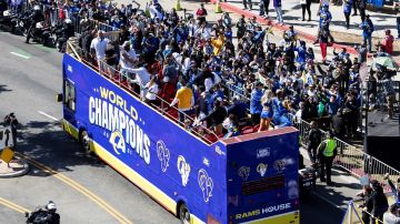 Los Angeles (United States), 16/02/2022.- Los Angeles Rams acknowledge their fans during the NFL Super Bowl Champion parade in Los Angeles, California, USA, 16 February 2022. The Los Angeles Rams defeated the Cincinnati Bengals to win Super Bowl LVI. (Estados Unidos) EFE/EPA/ETIENNE LAURENT