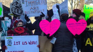 Inmigrantes piden medidas políticas como "muestras de amor" por San Valentín