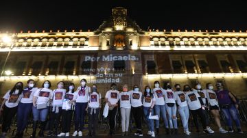 Mexicanas atacadas con ácido protestan en Palacio Nacional contra la violencia machista y los feminicidios