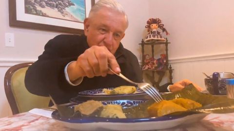 VIDEO: AMLO celebra el Día de la Candelaria comiendo tamales tabasqueños