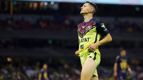 Álvaro Fidalgo se llevó un duro codazo que terminó rompiéndole los labios.