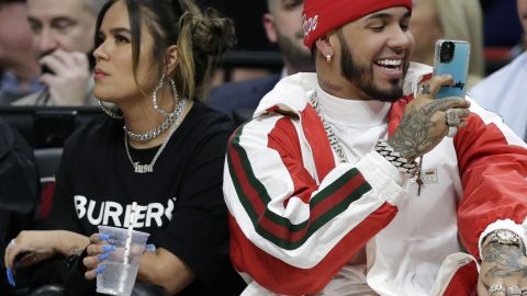 Yailin La Más Viral y Anuel AA se dan besos de lengua en pleno juego de la NBA y fans de Karol G se molestan