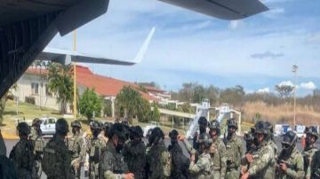 Arriba avión Hércules repleto de soldados mexicanos al estado de Colima.