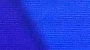 Bad Bunny posa con un atuendo rosa.