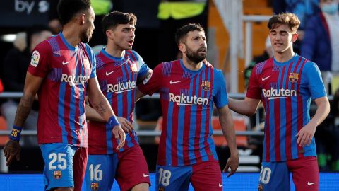 El Barcelona apaleó al Valencia y sigue soñando con la Champions.
