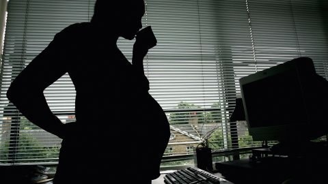 Bebés nacidos de madres vacunadas tienen menos probabilidades de ser hospitalizados con Covid, según CDC