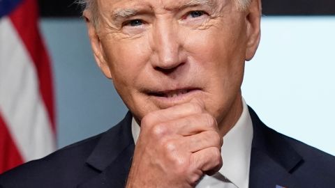 La mujer considera que el presidente Biden ha traicionado al pueblo estadounidense al proteger a inmigrantes que cometen delitos.