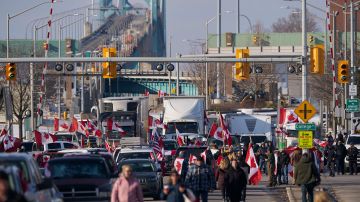Bloqueo de camioneros en Canadá por reglas de Covid obliga a cerrar plantas de Ford, Toyota y GM