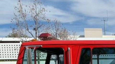 La alcaldesa de Montebello, Kimberly Cobos-Cawthorne entrega una bombera a las autoridades y jefes de bomberos de Tlajomulco de Zúñiga. (Cortesía)