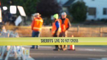 Cacería policiaca contra sospechoso de matar a tiros a tres personas dentro de una casa en Oregon