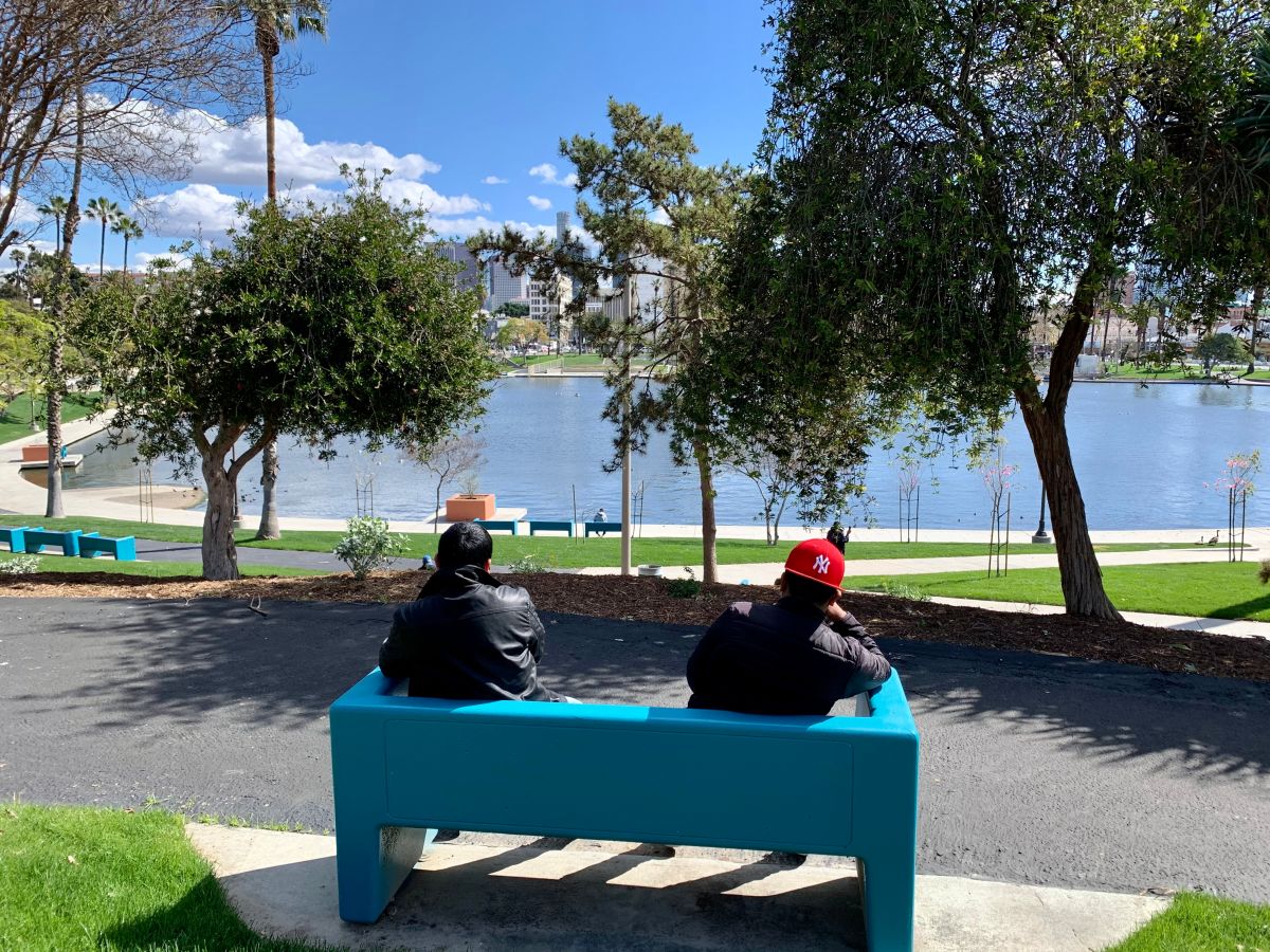 Los vecinos disfrutan la renovación de la sección del lago del parque MacArthur. (Araceli Martínez/La Opinión)